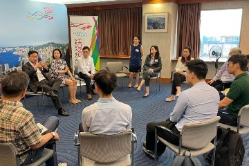 The Secretary for Labour and Welfare, Mr Chris Sun (back row, first left), met with students at the Hong Kong Economic and Trade Office in Singapore this afternoon (January 7) during his visit to Singapore, to garner their views on enhanced talent admission initiatives.