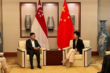 劳工及福利局局长孙玉菡（左）昨日（一月六日）上午在新加坡访问期间，与中国驻新加坡大使孙海燕（右）会晤，介绍香港劳工市场及经济的最新情况。