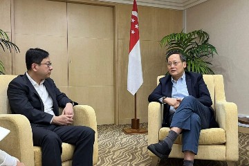 The Secretary for Labour and Welfare, Mr Chris Sun (left), called on the Minister for Manpower of Singapore, Dr Tan See Leng (right), yesterday morning (January 6) during his visit to Singapore. They exchanged views on attracting talents amid the dual challenge of ageing population and shrinking labour force of the two places as exacerbated by the COVID-19 pandemic. They also discussed seizing the advantages of the role of Hong Kong and Singapore as part of the Guangdong-Hong Kong-Macao Greater Bay Area and the gateway to the Association of Southeast Asian Nations respectively, thereby boosting the attractiveness of Asia to talents around the world.