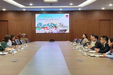 勞工及福利局局長孫玉菡昨日(一月六日)下午在新加坡訪問期間,到訪工藝教育局,了解為離校生提供的職業專才教育。圖示孫玉菡(右三)聽取工藝教育局總裁盧巧玉(左二)介紹分別為離校生及在職人士提供的職前培訓及持續進修。