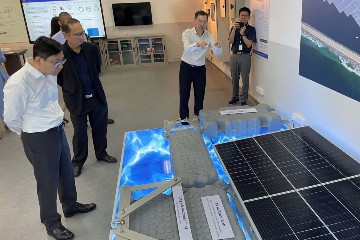 勞工及福利局局長孫玉菡昨日(一月六日)下午在新加坡訪問期間,到訪工藝教育局,視察當地加強人力資源可持續發展的創科方案。圖示孫玉菡(左一)聽取人員簡介浮動太陽能板發電系統的運作。