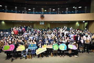 The Acting Secretary for Labour and Welfare, Mr Ho Kai-ming, officiated at the 2022 Mental Health Month (MHM) commendation ceremony this afternoon (January 7). Organised by the Labour and Welfare Bureau in collaboration with various bureaux/departments, public organisations and non-governmental organisations, the MHM echoes with the World Mental Health Day of the World Federation for Mental Health. With the theme "Reconnect", the 2022 MHM aimed to encourage the public to connect and share more with each other, thereby boosting positive energy and enhancing mental health. Photo shows (front row, from third left) the Ambassador of MHM, Mr Jase Ho; the Chairman of the Sub-committee on Public Education on Rehabilitation of the Rehabilitation Advisory Committee, Ms Wendy Tse; Mr Ho; the Commissioner for Rehabilitation of the Labour and Welfare Bureau, Miss Vega Wong; and the Chairperson of the Organising Committee of the 2022 MHM, Ms Luke Kit-ling, with participants.