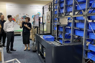 勞工及福利局局長孫玉菡昨日(一月六日)下午在新加坡訪問期間,到訪工藝教育局,視察當地加強人力資源可持續發展的創科方案。圖示孫玉菡(前排左)在「未來貨倉」觀看示範,了解物聯網及自動分揀系統等創新科技如何提高生產力,以及未來物流專才所需的技能。