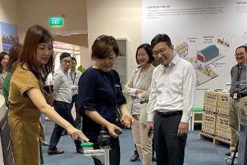 勞工及福利局局長孫玉菡昨日(一月六日)下午在新加坡訪問期間,到訪工藝教育局,視察當地加強人力資源可持續發展的創科方案。圖示孫玉菡(前排右)在「未來貨倉」觀看協作式機械人卡車示範如何協助搬運,提升容量和效率。