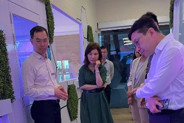 勞工及福利局局長孫玉菡昨日(一月六日)下午在新加坡訪問期間,到訪工藝教育局,視察當地加強人力資源可持續發展的創科方案。圖示孫玉菡(前排右)在工藝教育局總裁盧巧玉(前排中)陪同下,到農業科技實驗室了解全自動種植系統如何推動農業人才培訓。