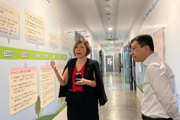 勞工及福利局局長孫玉菡(右)今日(一月七日)上午在新加坡訪問期間,到訪一間業務遍及香港、新加坡及東南亞其他地方的生命健康科技企業,了解為引進具高潛力企業落戶主要經濟體提供的便利措施。