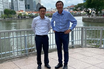 勞工及福利局局長孫玉菡今日(一月七日)下午在新加坡訪問期間,與新加坡南洋理工大學高級副校長(健康與生命科學)沈祖堯教授午膳,討論香港招商引資引才的措施。圖示孫玉菡(左)與沈祖堯教授(右)合照。