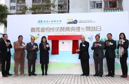 The Secretary for Labour and Welfare, Mr Matthew Cheung Kin-chung (third left), officiates at the plaque unveiling ceremony of Jockey Club Amity Place in Tai Po. Other officiating guests include Club Steward of Hong Kong Jockey Club, Dr Eric Li (fourth right), the Honorary Secretary of the Executive Committee of Mental Health Association of Hong Kong (MHA), Dr Flora Ko (fourth left), Director of MHA, Ms Kimmy Ho (first right), District Officer (Tai Po), Mr Bassanio So (third right), Assistant Director (Rehabilitation and Medical Social Services) of Social Welfare Department, Mr Fong Kai-leung (second right), etc.