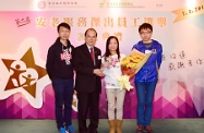 张建宗（左二）颁发奖座予一名得奖者（右二），并向安老业界上下致敬，感谢他们对长者关怀备至，贡献良多。