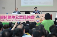 張建宗（左）與林鄭月娥（右）在退休保障公眾諮詢會聽取市民的意見。
