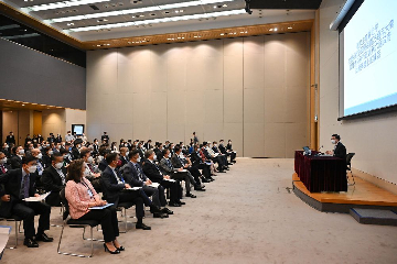 President Xi Jinping delivered an important speech at the meeting celebrating the 25th anniversary of Hong Kong's return to the motherland and the inaugural ceremony of the sixth-term Government of the Hong Kong Special Administrative Region. The Civil Service Bureau held a session today (July 7) on "Spirit of the President's Important Speech" at the Central Government Offices. The Chief Executive, Mr John Lee, attended as keynote speaker, so as to enable the participants to obtain a deeper understanding of the spirit of the President's important speech. Over 100 participants attended the session today, including Secretaries of Departments, Deputy Secretaries of Departments, Directors of Bureaux and other Principal Officials, Members of the Executive Council, as well as Permanent Secretaries and Heads of Departments.