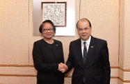 The Secretary for Labour and Welfare, Mr Matthew Cheung Kin-chung (right), met the visiting delegation led by the Secretary of Labor and Employment of the Philippines, Ms Rosalinda Dimapilis Baldoz (left),to exchange views on foreign domestic helpers. They agreed to establish a high-level reciprocal visit programme for senior officials of both governments to update each other on their policies and efforts in protecting foreign domestic helpers.