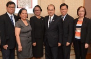 張建宗（右三）與Rosalinda Dimapilis Baldoz（左三）、菲律賓勞工與就業部副部長Reydeluz D Conferido（左一）、菲律賓海外勞工福利管理局局長Rebecca J Calzado（右一）、菲律賓駐香港總領事Bernardita Leonido Catalla（左二）及勞工處處長唐智強（右二）合照。