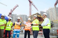 Mr Cheung (third right) tours the construction site to inspect the OSH measures for high-risk work processes such as work at height and lifting operations.