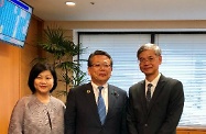 The Secretary for Labour and Welfare, Dr Law Chi-kwong, (August 6) met with the State Minister of Health, Labour and Welfare of Japan, Mr Yoshinori Oguchi, during his visit to Tokyo, Japan. Photo shows Dr Law (right), accompanied by the Principal Hong Kong Economic and Trade Representative (Tokyo), Ms Shirley Yung (left), with Mr Yoshinori Oguchi.