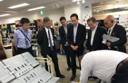 The Secretary for Labour and Welfare, Dr Law Chi-kwong, (August 6) visited a supplier of care equipment during his visit to Tokyo, Japan. Photo shows Dr Law (second left); the Chief Executive of the Hong Kong Council of Social Service (HKCSS), Mr Chua Hoi-wai (first left); and the Chairperson of the HKCSS, Mr Bernard Chan (fourth left), watching a demonstration on a size-adjustable care bed for elderly persons.