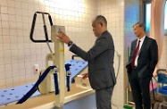 The Secretary for Labour and Welfare, Dr Law Chi-kwong, (August 7) visited an elderly home during his visit to Tokyo, Japan. Photo shows Dr Law (right) watching a demonstration of assistive bathing facilities for elderly persons who are bed-ridden with reduced mobility.