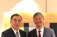 勞工及福利局局長羅致光博士（右）（八月七日）在結束日本東京的訪問行程前，與中華人民共和國駐日本國特命全權大使孔鉉佑會面。