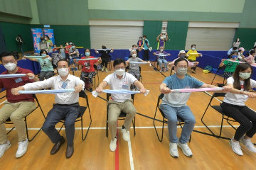 The Secretary for Labour and Welfare, Mr Chris Sun, joined the public for sports and recreation programmes at Lei Yue Mun Sports Centre this afternoon (August 7) as part of Sport For All Day 2022 organised by the Leisure and Cultural Services Department. Photo shows Mr Sun (front row, centre), accompanied by the Chairman of Kwun Tong District Council, Mr Wilson Or (front row, second right), and the Acting District Officer (Kwun Tong), Miss Cherry Sum (front row, first right), doing towel fitness exercises training physical fitness.