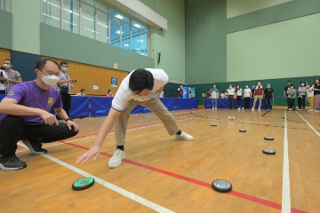 The Secretary for Labour and Welfare, Mr Chris Sun, joined the public for sports and recreation programmes at Lei Yue Mun Sports Centre this afternoon (August 7) as part of Sport For All Day 2022 organised by the Leisure and Cultural Services Department. Photo shows Mr Sun (front row, right), in a fitness game testing the body's agility.