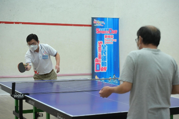 The Secretary for Labour and Welfare, Mr Chris Sun, joined the public for sports and recreation programmes at Lei Yue Mun Sports Centre this afternoon (August 7) as part of Sport For All Day 2022 organised by the Leisure and Cultural Services Department. Photo shows Mr Sun (front row, right), in a fitness game testing the body's agility.