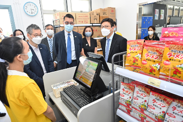 The Secretary for Labour and Welfare, Mr Chris Sun, today (October 7) officiated at the Opening Ceremony of Shine Skills Centre (Kwun Tong) - Oxford Road Re-provisioned Campus of the Vocational Training Council. Photo shows Mr Sun (front row, first right) chatting with a trainee in a simulated convenience store at the commercial and retailing service training workshop.