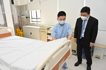 The Secretary for Labour and Welfare, Mr Chris Sun, today (October 7) officiated at the Opening Ceremony of Shine Skills Centre (Kwun Tong) - Oxford Road Re-provisioned Campus of the Vocational Training Council. Photo shows Mr Sun (right) at the healthcare practice training workshop.