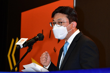 The Secretary for Labour and Welfare, Mr Chris Sun, officiated at the opening ceremony of the Hong Kong Trade Development Council Education & Careers Expo 2022 today (July 21). Photo shows Mr Sun speaking at the opening ceremony.