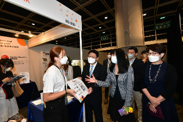 The Secretary for Labour and Welfare, Mr Chris Sun, officiated at the opening ceremony of the Hong Kong Trade Development Council (HKTDC) Education & Careers Expo 2022 today (July 21). Photo shows Mr Sun (third left), accompanied by the Executive Director of the HKTDC, Ms Margaret Fong (fourth left), taking a look at the booth on talent.gov.hk, an information portal established by the Human Resources Planning Commission of the Government, providing consolidated manpower information for the public to make informed choices on careers, learning and development pathways, after the opening ceremony.