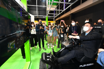 The Secretary for Labour and Welfare, Mr Chris Sun, officiated at the opening ceremony of the Hong Kong Trade Development Council Education & Careers Expo 2022 today (July 21). Photo shows Mr Sun (first right) in a demonstration applying the 3D BIM Technology and Visualisation Techniques at the Hong Kong Institute of Construction booth.