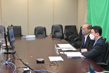 The Secretary for Labour and Welfare, Mr Chris Sun (right), and the Secretary for Health, Professor Lo Chung-mau, today (July 22) jointly hosted an online briefing and appealed to residential care homes (RCHs) and healthcare organisations for their support for new measures on outreach vaccination, so as to further boost the COVID-19 vaccination rate and better protect residents of RCHs for the elderly and persons with disabilities.