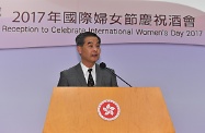 行政長官梁振英在添馬政府總部為婦女事務委員會舉辦的酒會主禮，慶祝二○一七年國際婦女節。圖示梁振英在酒會上致辭。