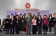 行政長官梁振英在添馬政府總部為婦女事務委員會舉辦的酒會主禮，慶祝二○一七年國際婦女節。圖示（前排左起）勞工及福利局常任秘書長譚贛蘭、政務司司長張建宗、中央人民政府駐香港特別行政區聯絡辦公室副主任殷曉靜、行政長官夫人梁唐青儀、梁振英、中華人民共和國外交部駐香港特別行政區特派員公署署理特派員佟曉玲、勞工及福利局局長蕭偉強和婦女事務委員會主席劉靳麗娟與其他嘉賓主持祝酒儀式。