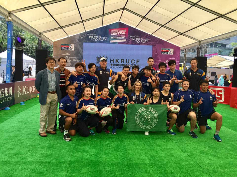 蕭偉強（後排左一）與香港聾人協進會的欖球隊成員合照。