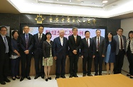 The Secretary for Labour and Welfare, Dr Law Chi-kwong, paid a courtesy visit to the Hong Kong Chinese Importers' and Exporters' Association (HKCIEA). Picture shows Dr Law Chi-kwong (sixth right); the Permanent Secretary for Labour and Welfare, Ms Chang King-yiu (fifth left) and the Commissioner for Labour, Mr Carlson Chan (third left) with the President of the HKCIEA, Mr Cheung Hok-sau (fifth right); the Honorary President of HKCIEA, Mr Wong Ting-kwong (sixth left); and other representatives from the HKCIEA. They exchanged views on issues of mutual concern.
