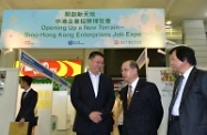 The Secretary for Labour and Welfare, Mr Matthew Cheung Kin-chung, visited the Sino-HK Enterprises Job Expo jointly organised by the Labour Department and The Hong Kong Chinese Enterprises Association. Photo shows Mr Cheung (centre) and the Deputy Commissioner for Labour (Labour Administration), Mr Byron Ng (right), being briefed by The Hong Kong Chinese Enterprises Association's Vice Chairman and Director, Mr Zhang Xialing (left), on the employment opportunities offered by Mainland enterprises.
