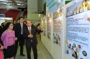 Mr Cheung (first right) tours the Mainland employment information display boards in the company of the Labour Department's Assistant Commissioner (Employment Services), Mr Charles Hui (second right).
  
