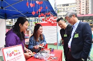 The Secretary for Labour and Welfare, Dr Law Chi-kwong, attended "Home, Power" carnival of 2018 Mental Health Month at MacPherson Playground in Mong Kok. Photo shows Dr Law (first right) in an exhibition tour of the carnival.
