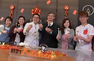 The Secretary for Labour and Welfare, Dr Law Chi-kwong, visited M21 Kitchen of the Hong Kong Federation of Youth Groups and took part in video-shooting for its "Neighbourhood First" programme. Photo shows Dr Law (third right) showing handmade dessert with the young chef and youth volunteers.