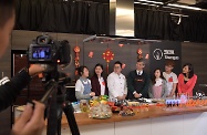 勞工及福利局局長羅致光博士（中）到訪香港青年協會「有情廚房」，聯同青年廚師及義工為「鄰舍第一」社區計劃拍攝短片。