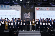 The Secretary for Labour and Welfare, Dr Law Chi-kwong (front row, tenth right), attended a graduation ceremony on Child Development Fund project completion and delivered certificates of recognition to project operators and graduates.