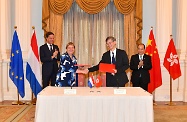 The Acting Chief Executive, Mr Matthew Cheung (back row, right), witnessed with the visiting Prime Minister of the Kingdom of the Netherlands, Mr Mark Rutte (back row, left), the signing of the Memorandum of Understanding between Hong Kong and the Netherlands concerning the Working Holiday Arrangement at Government House. Photo shows the Secretary for Labour and Welfare, Dr Law Chi-kwong (front row, right), shaking hands with the Consul General of the Kingdom of the Netherlands in Hong Kong, Ms Annemieke Ruigrok (front row, left), after the signing ceremony.