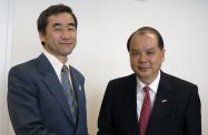 劳工及福利局局长张建宗（右）与日本驻港总领事（大使）野田仁会面，就共同关心的议题交换意见。
