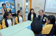 The Secretary for Labour and Welfare, Mr Matthew Cheung Kin-chung, visited Kowloon City today (May 9). Photo shows Mr Cheung (fifth left), accompanied by the principal of Po Leung Kuk Lam Man Chan English Primary School, Ms Man Sze-wing (fourth left), chatting with students of various nationalities to learn about how they take part in class.