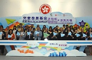 Mr Cheung (sixth left, front row), the Permanent Secretary for Labour and Welfare and Chairman of the Steering Committee on CDF, Miss Annie Tam (sixth right, front row), members of the Steering Committee on CDF and representatives of operating non-governmental organisations of the fifth-batch CDF projects officiate at the kick-off ceremony for the fifth-batch projects.