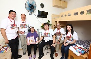 劳工及福利局局长萧伟强（右三）到访黄大仙区，参与「共庆回归显关怀」计划的家访活动，探访独居长者，并致送礼物包。