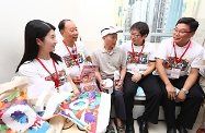 勞工及福利局局長蕭偉強（右二）到訪黃大仙區，參與「共慶回歸顯關懷」計劃的家訪活動，探訪獨居長者。圖示蕭偉強與長者交談，了解其生活情況。