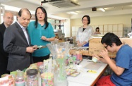 The Secretary for Labour and Welfare, Mr Matthew Cheung Kin-chung, visited Sham Shui Po this afternoon (August 9). Accompanied by the New Life Psychiatric Rehabilitation Association's Chief Executive Officer, Ms Sania Yau (fourth left), Mr Cheung (second left) toured around the sheltered workshop at the New Life Building.