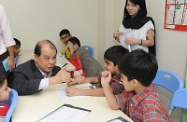 Mr Cheung tours the HOME Centre of the New Home Association to understand the programmes and support services provided by the Centre to assist ethnic minorities to adapt to life in Hong Kong.