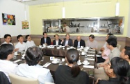 張建宗（中）與深水埗區議會主席郭振華（左五）及多位區議員會面，就區內關注的問題進行交流。